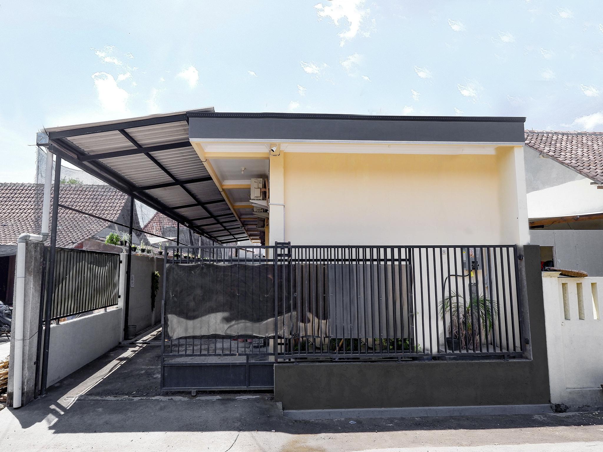 Super Oyo Capital O 2258 Santana Syariah Guest House Kartosuro المظهر الخارجي الصورة